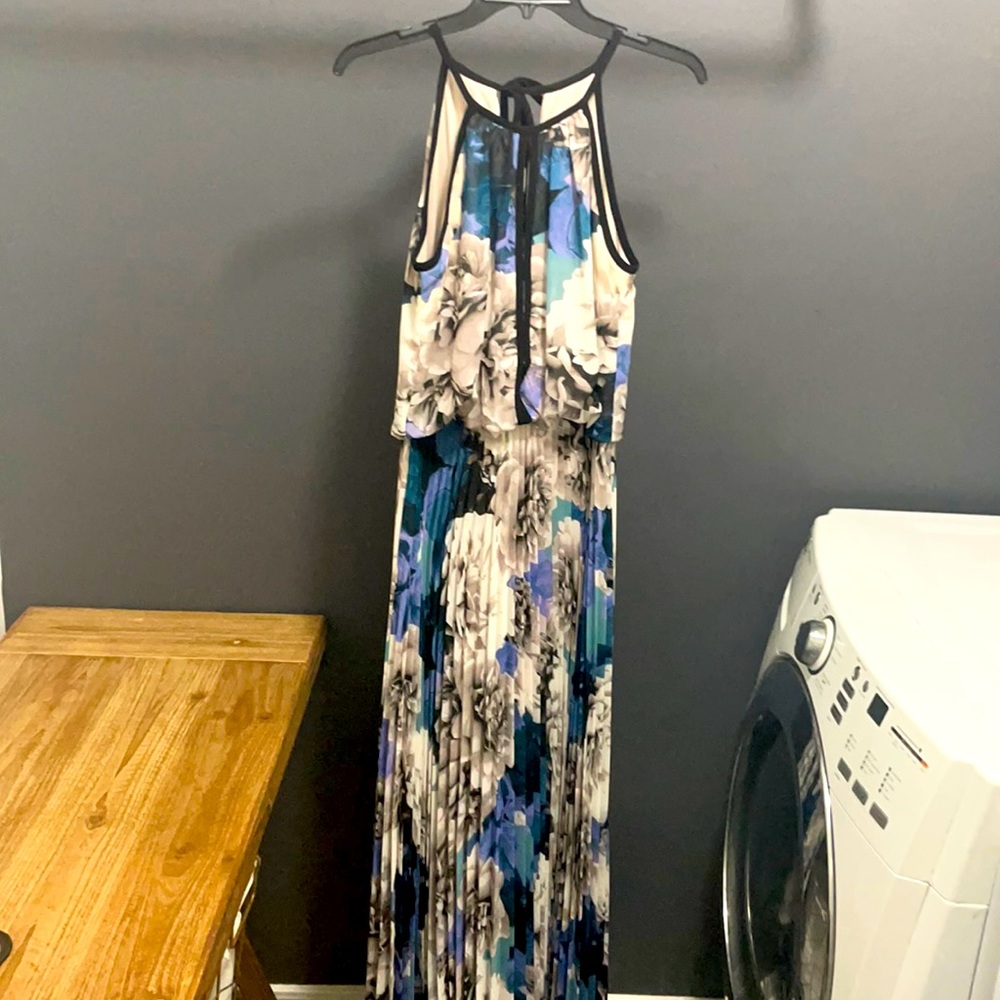 XSCAPE Sise 6 floral maxi dress. Grays blues, purple and off white
